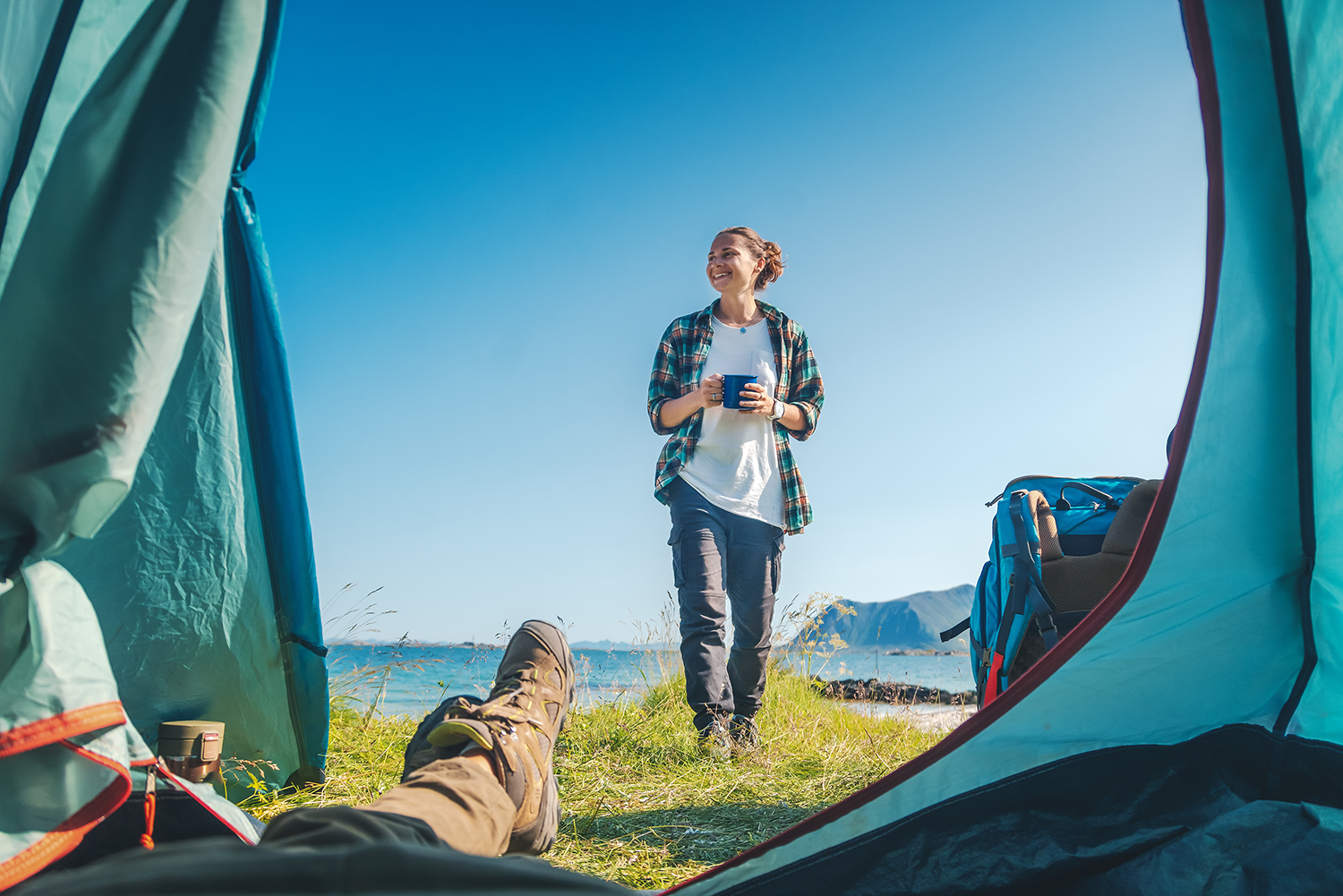 Jente på telttur i Norge