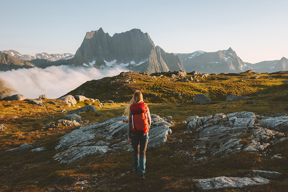 Jente på fjelltur i Norge. Jobber som helsepersonell helsevesenet