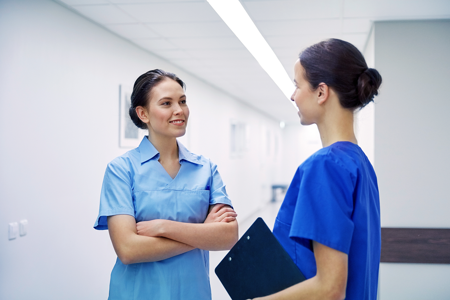 Sykepleiere som snakker med hverandre