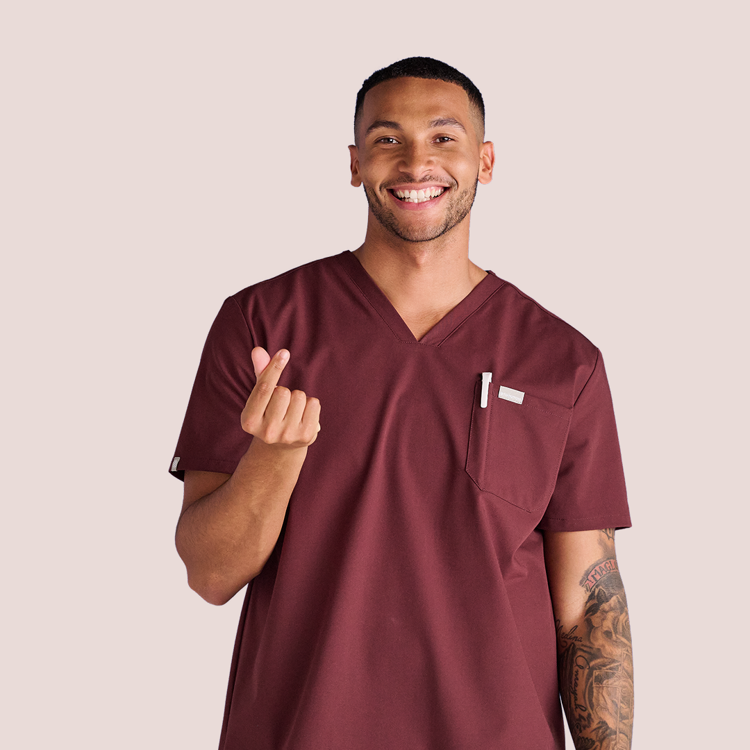 Kvinne som former et hjerte med hendene